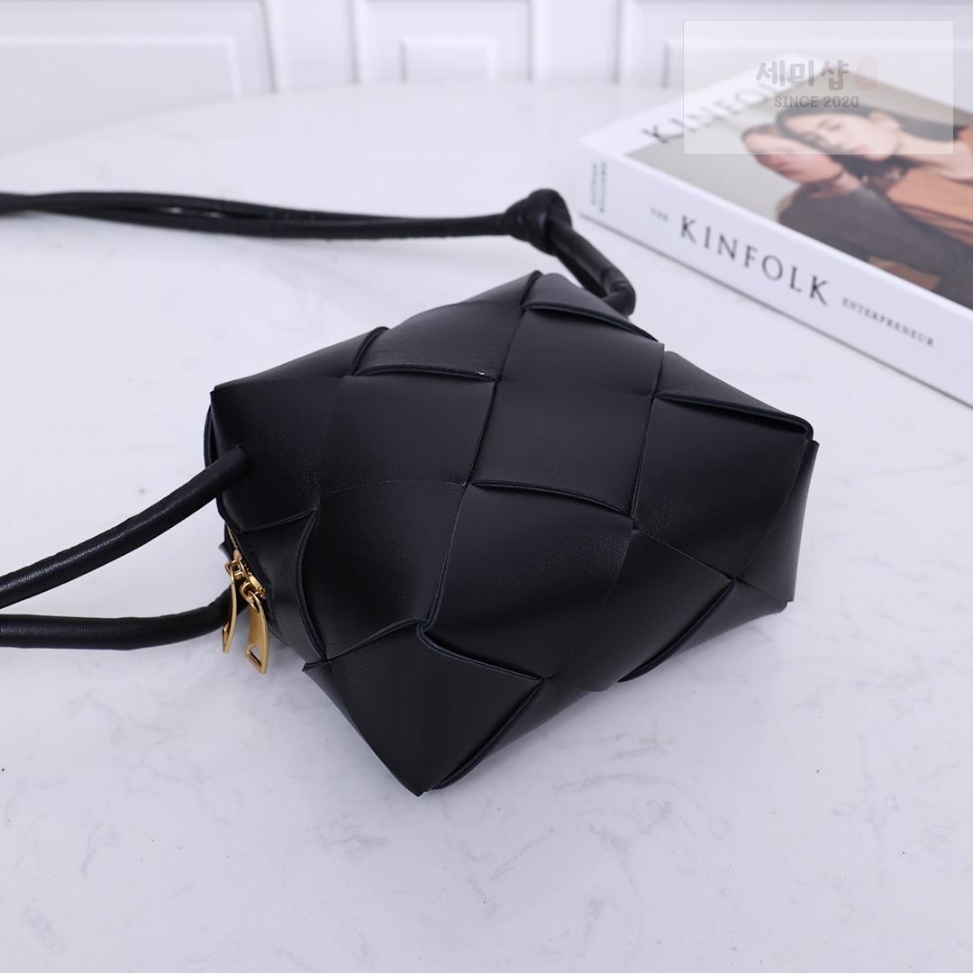 Bottega Veneta Bottega Veneta Mini Cassette Camera Bag Bag 54번 이미지