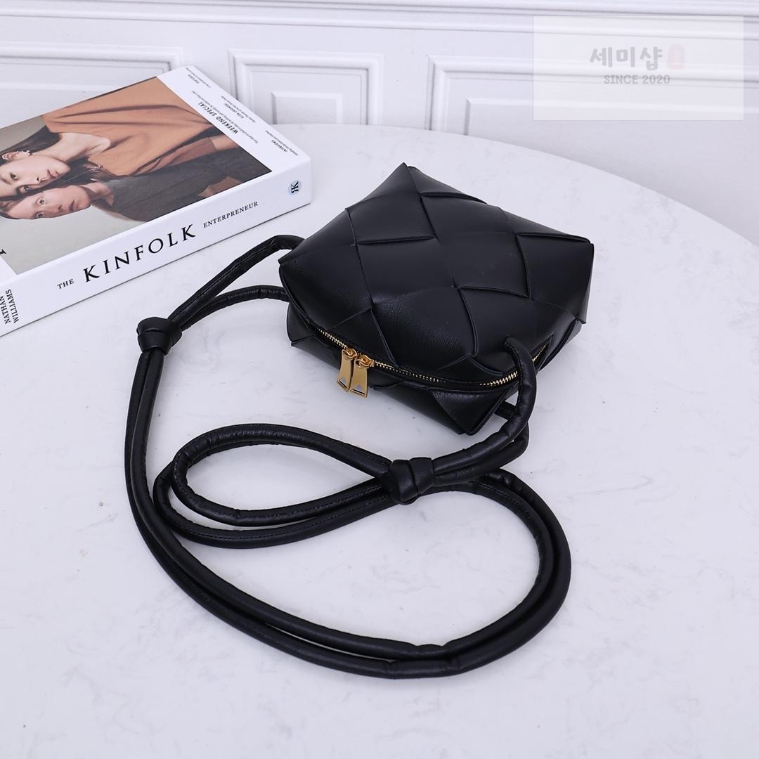 Bottega Veneta Bottega Veneta Mini Cassette Camera Bag Bag 55번 이미지