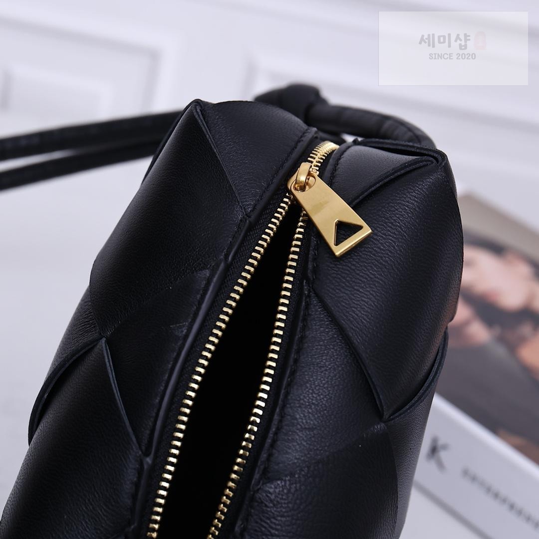 Bottega Veneta Bottega Veneta Mini Cassette Camera Bag Bag 66번 이미지
