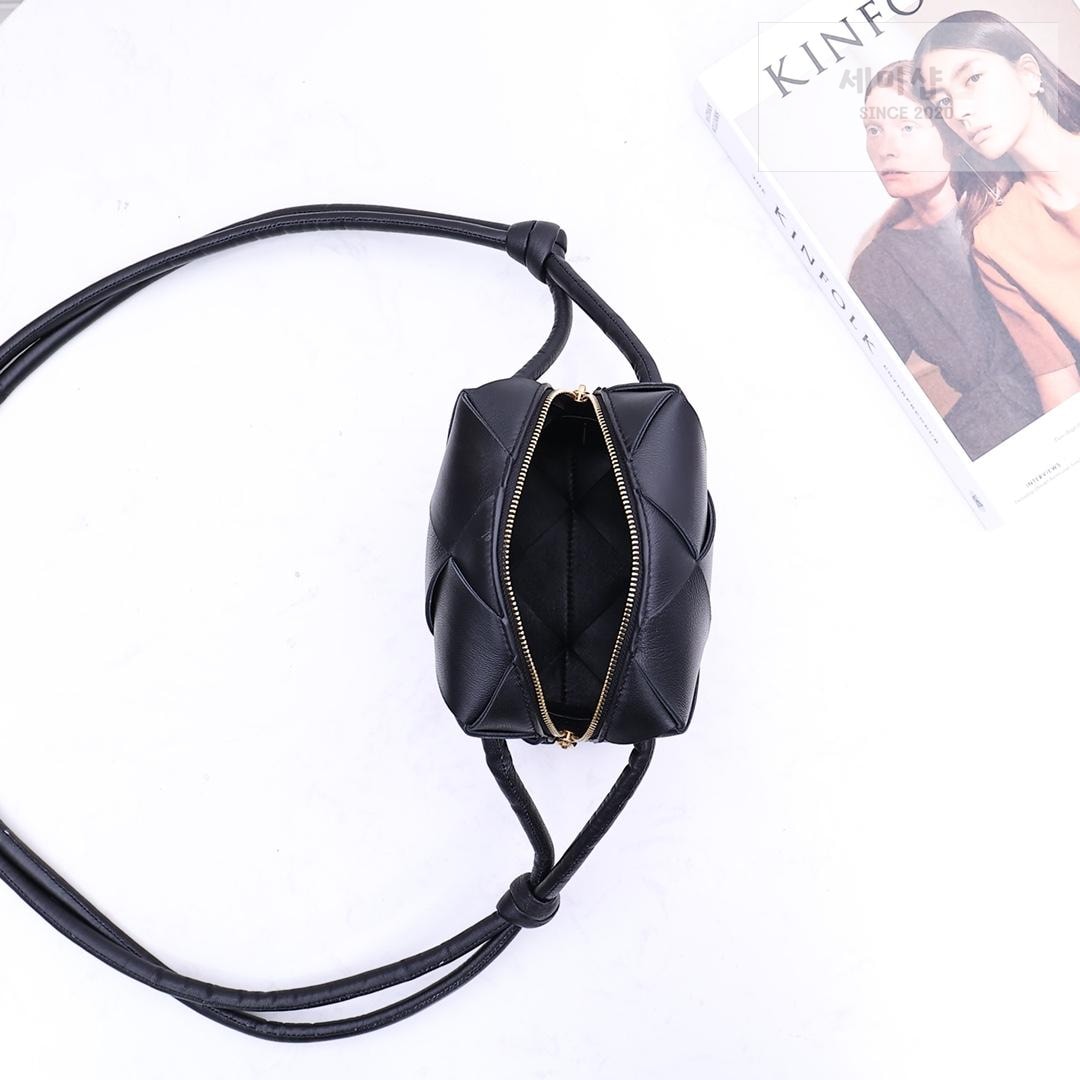 Bottega Veneta Bottega Veneta Mini Cassette Camera Bag Bag 56번 이미지
