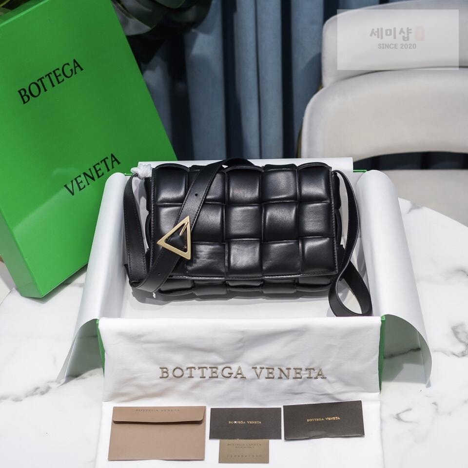 Bottega Veneta Bottega Veneta Padded Cassette Bag 1번 이미지