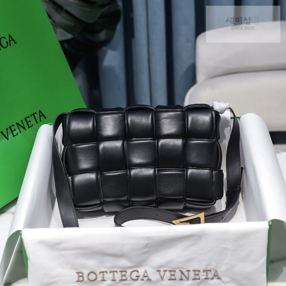 Bottega Veneta Bottega Veneta Padded Cassette Bag 2번 이미지