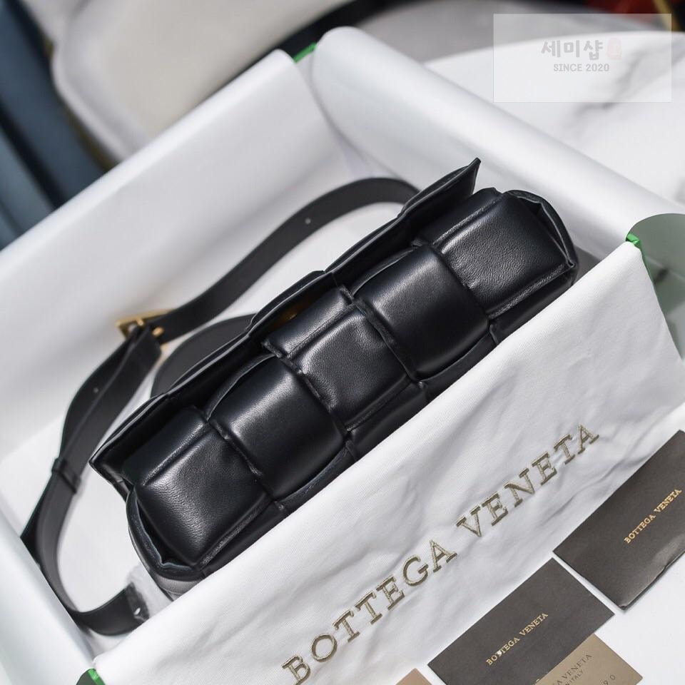 Bottega Veneta Bottega Veneta Padded Cassette Bag 4번 이미지