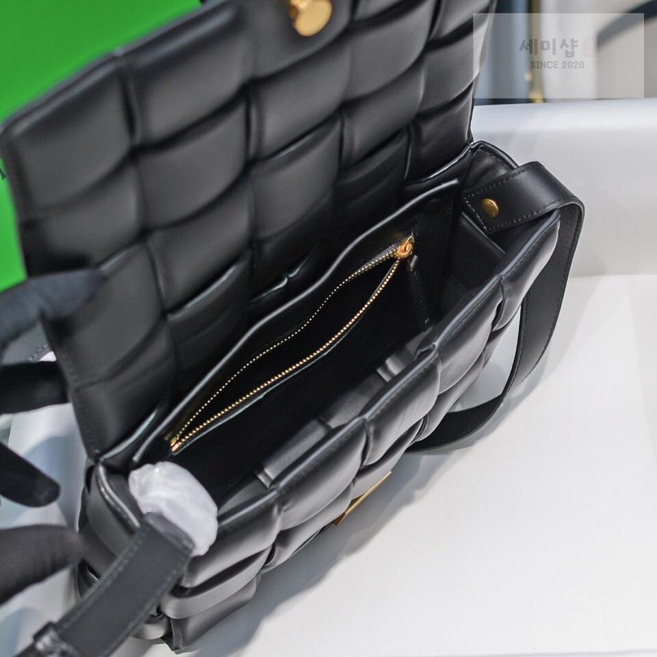 Bottega Veneta Bottega Veneta Padded Cassette Bag 7번 이미지