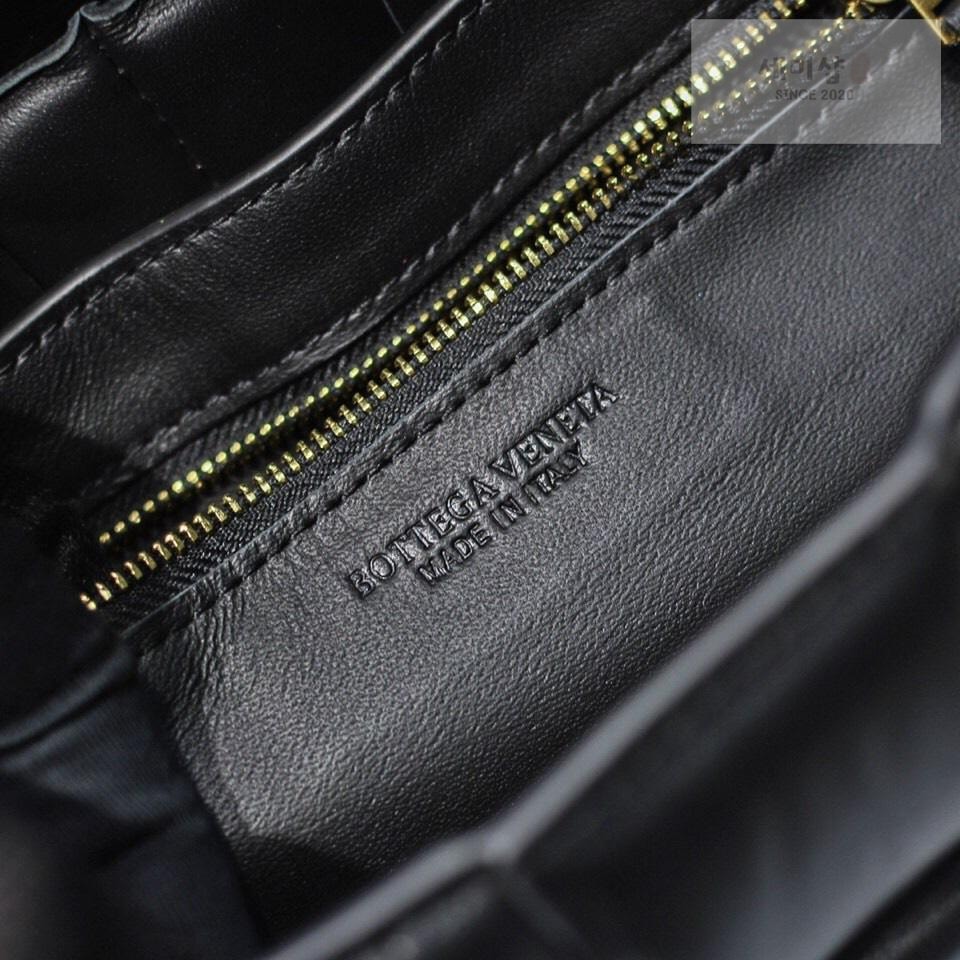 Bottega Veneta Bottega Veneta Padded Cassette Bag 8번 이미지