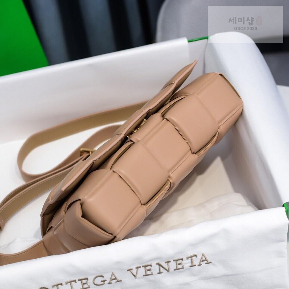 Bottega Veneta Bottega Veneta Padded Cassette Bag 87번 이미지