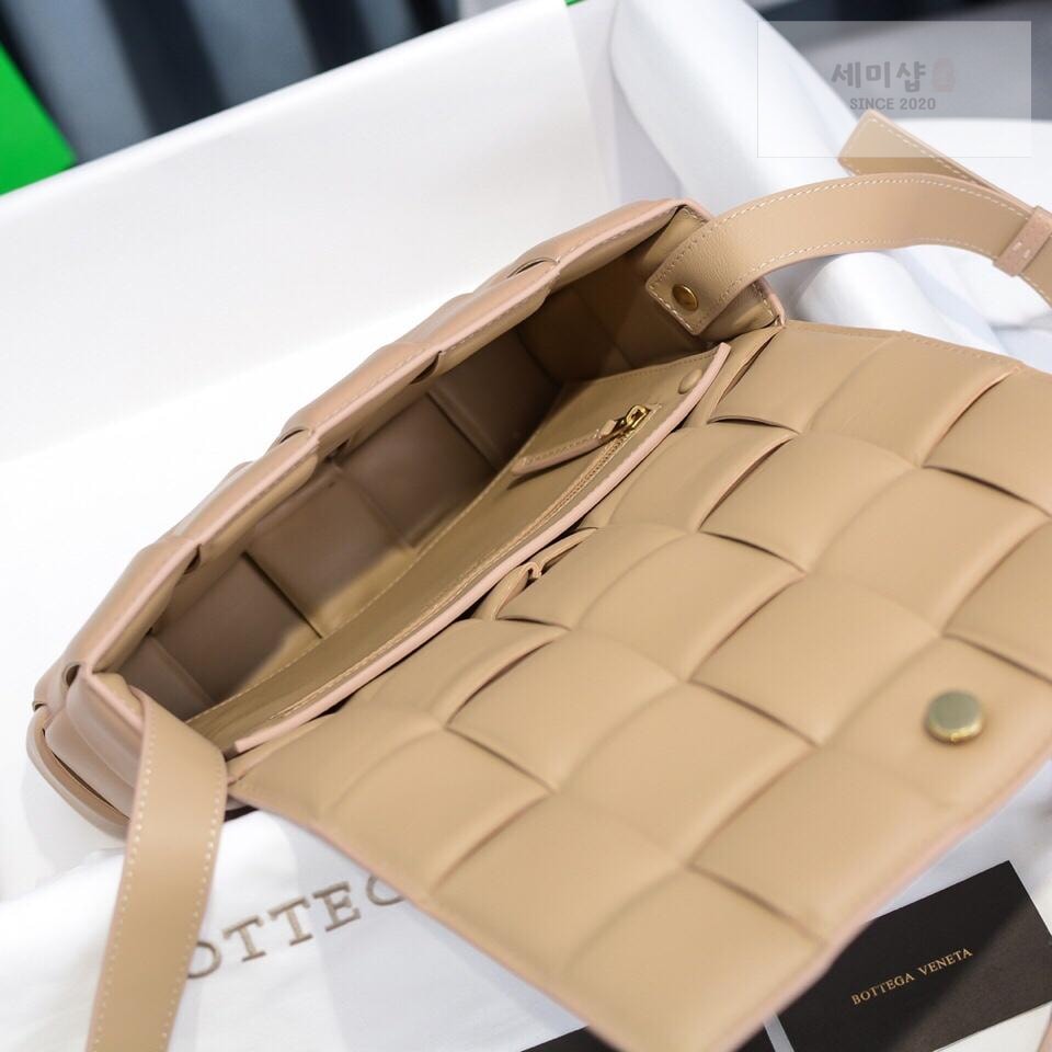 Bottega Veneta Bottega Veneta Padded Cassette Bag 13번 이미지