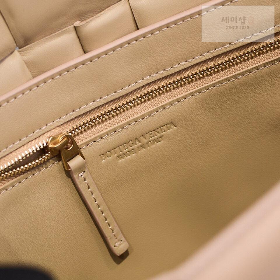Bottega Veneta Bottega Veneta Padded Cassette Bag 14번 이미지