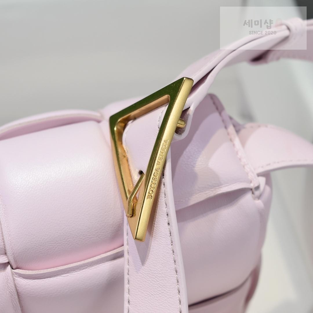 Bottega Veneta Bottega Veneta Padded Cassette Bag 19번 이미지