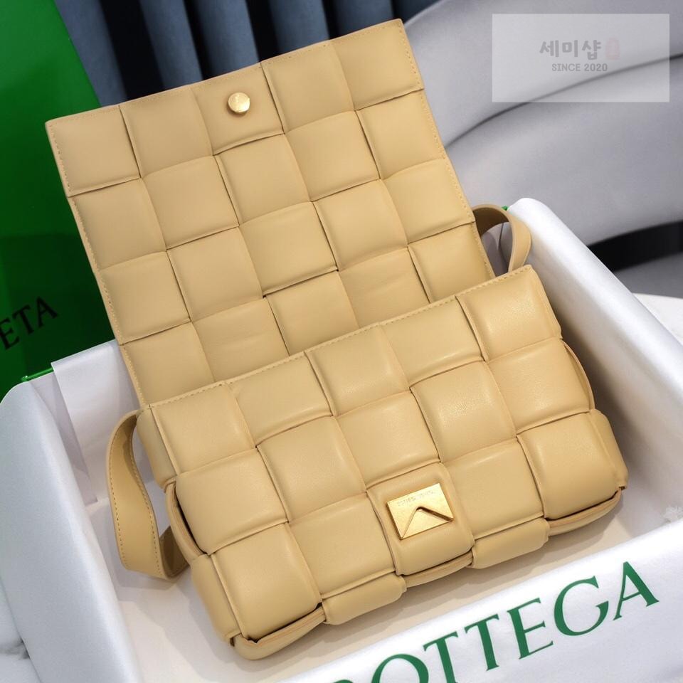 Bottega Veneta Bottega Veneta Padded Cassette Bag 26번 이미지