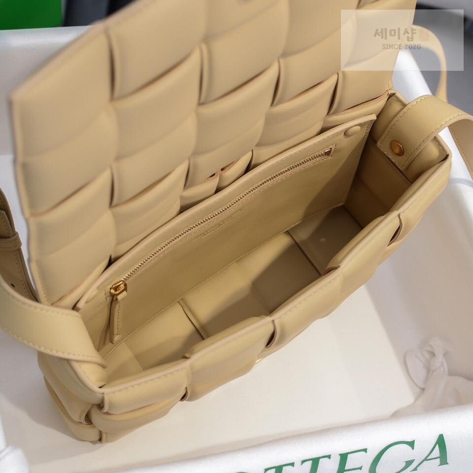 Bottega Veneta Bottega Veneta Padded Cassette Bag 27번 이미지