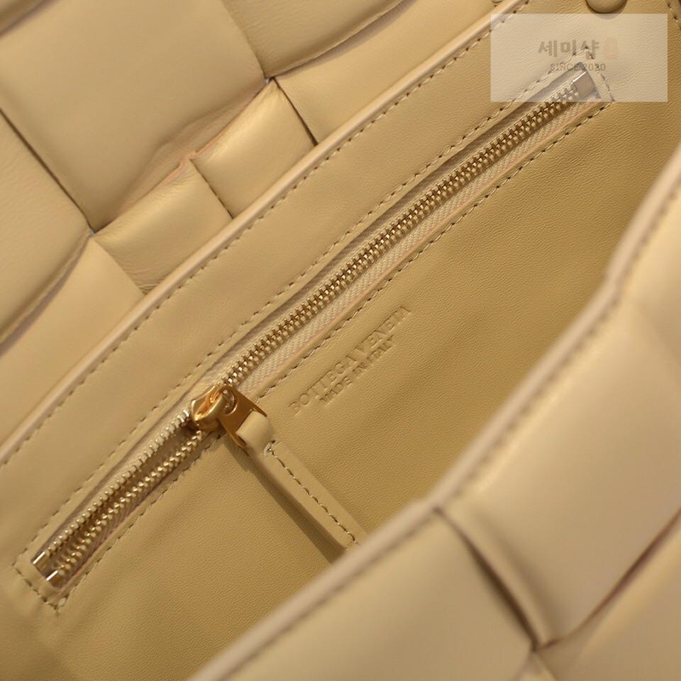 Bottega Veneta Bottega Veneta Padded Cassette Bag 28번 이미지