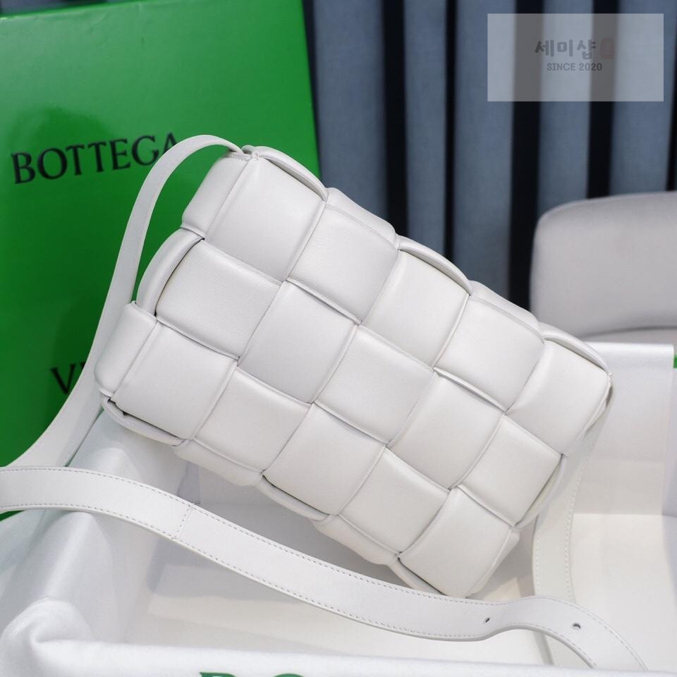 Bottega Veneta Bottega Veneta Padded Cassette Bag 29번 이미지