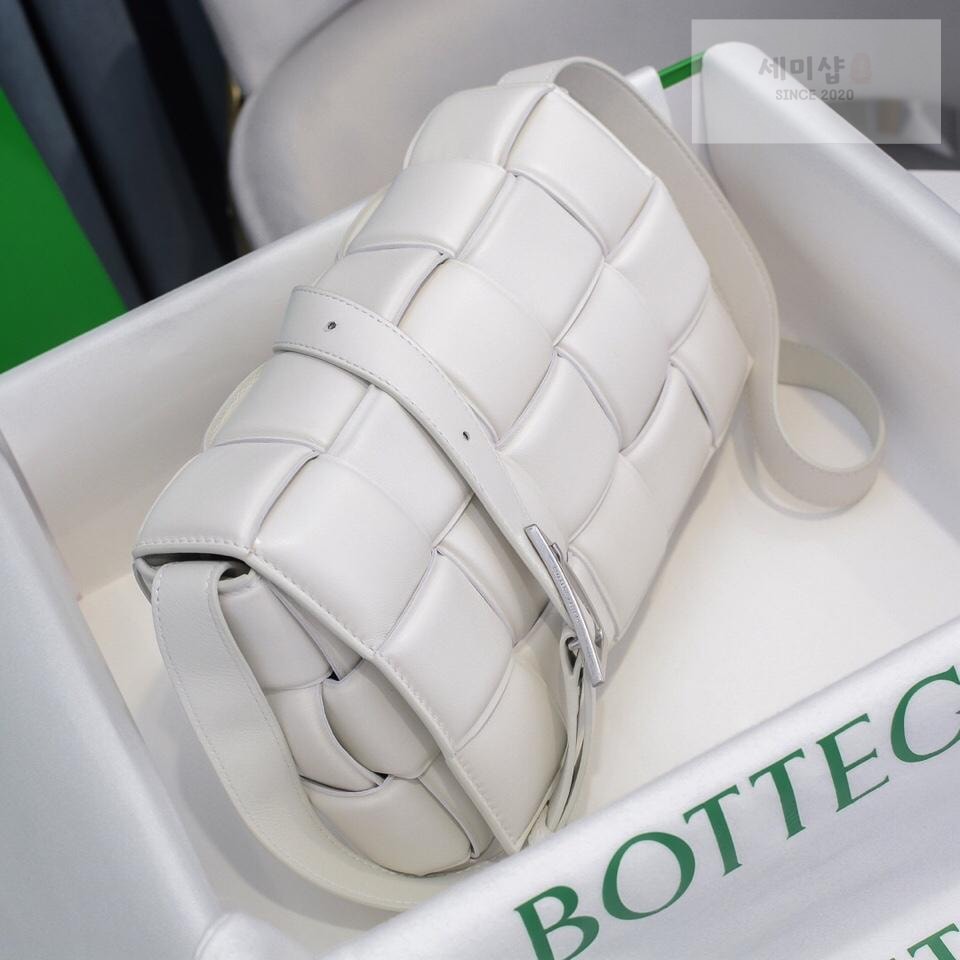 Bottega Veneta Bottega Veneta Padded Cassette Bag 30번 이미지