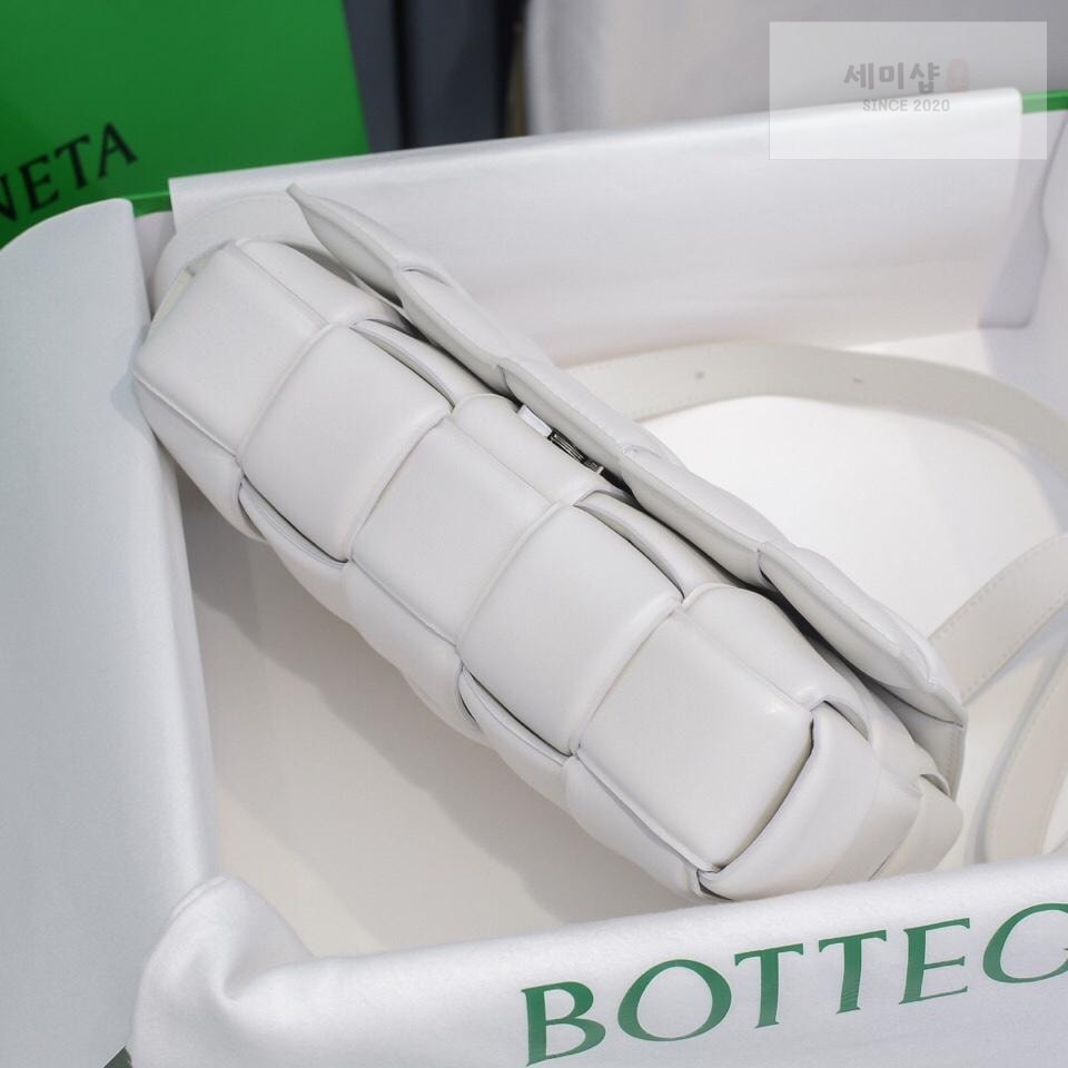 Bottega Veneta Bottega Veneta Padded Cassette Bag 31번 이미지
