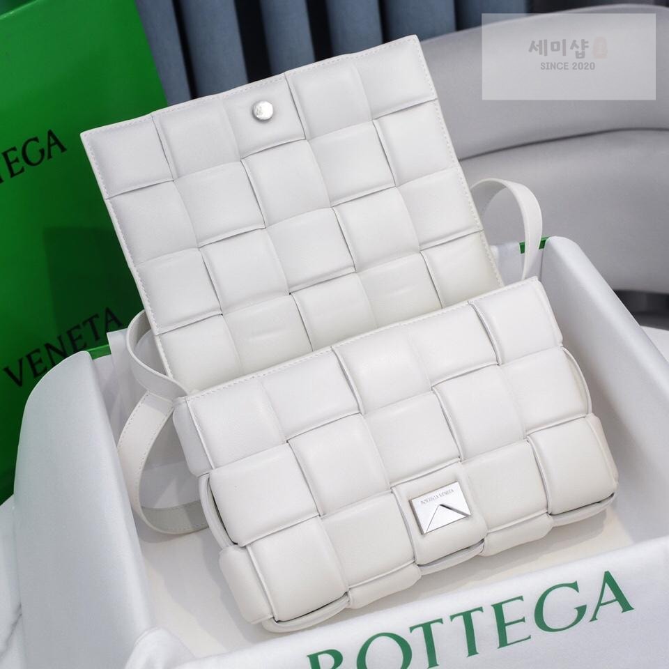 Bottega Veneta Bottega Veneta Padded Cassette Bag 33번 이미지