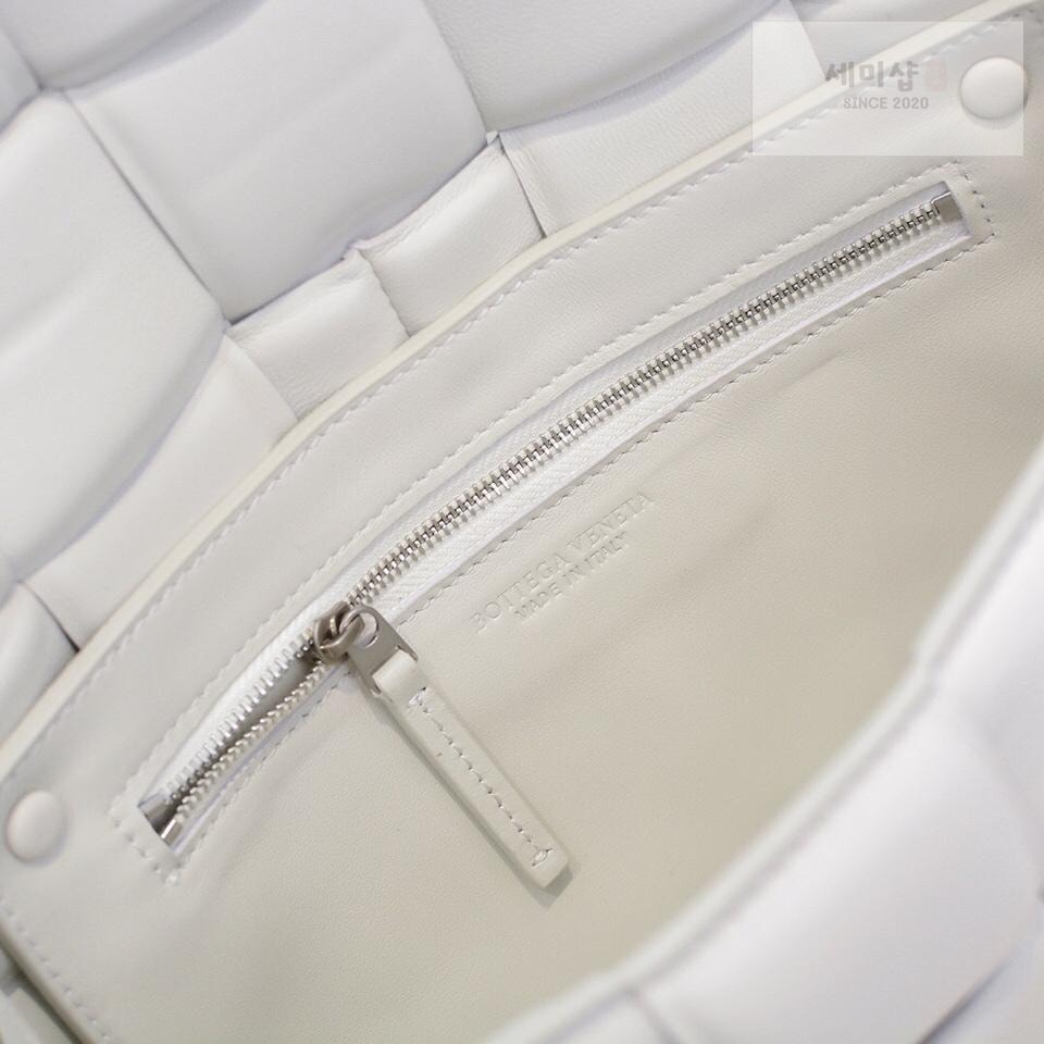 Bottega Veneta Bottega Veneta Padded Cassette Bag 35번 이미지
