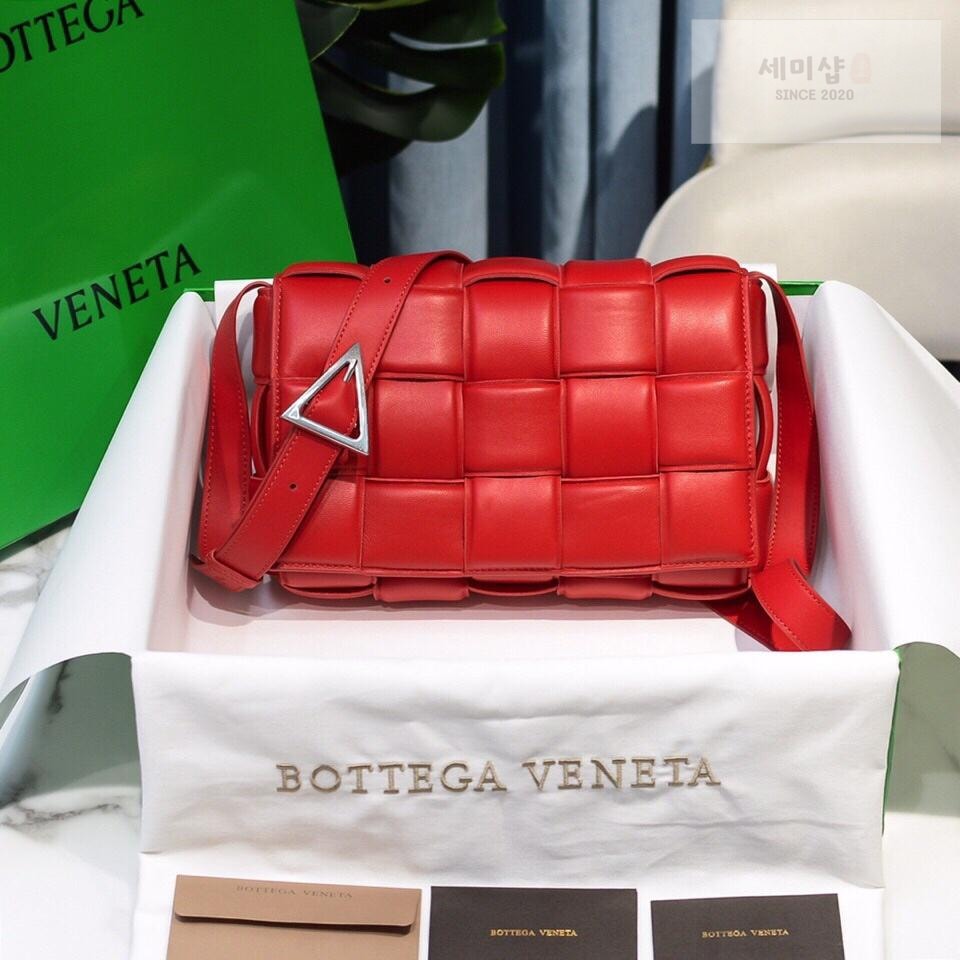 Bottega Veneta Bottega Veneta Padded Cassette Bag 92번 이미지
