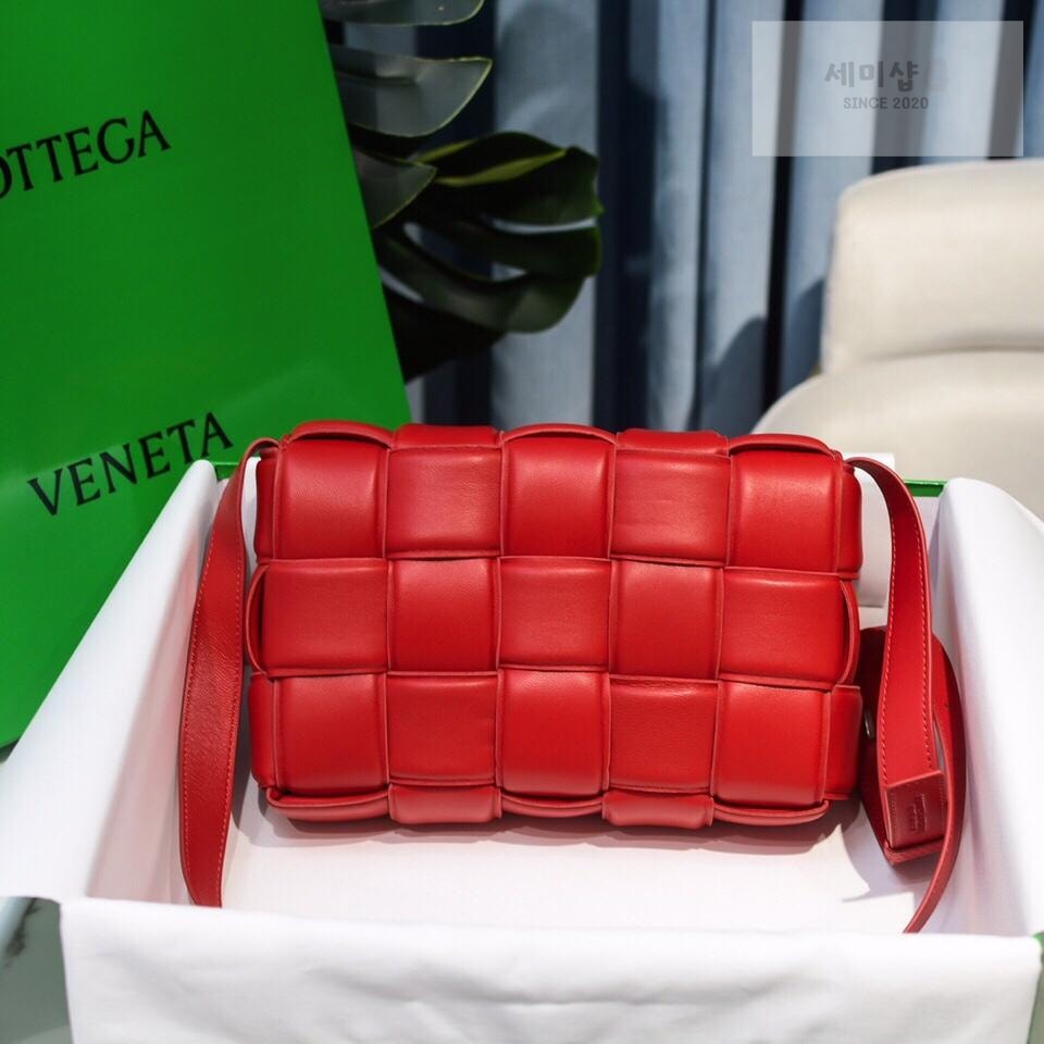 Bottega Veneta Bottega Veneta Padded Cassette Bag 36번 이미지