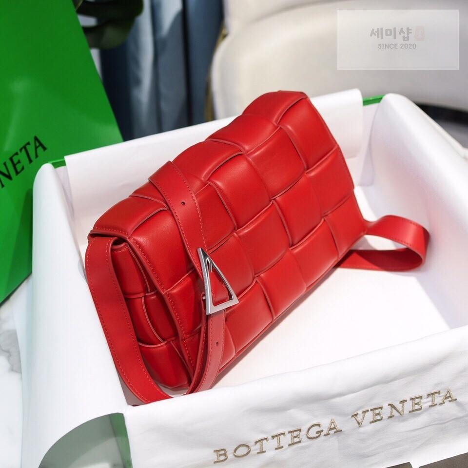 Bottega Veneta Bottega Veneta Padded Cassette Bag 37번 이미지