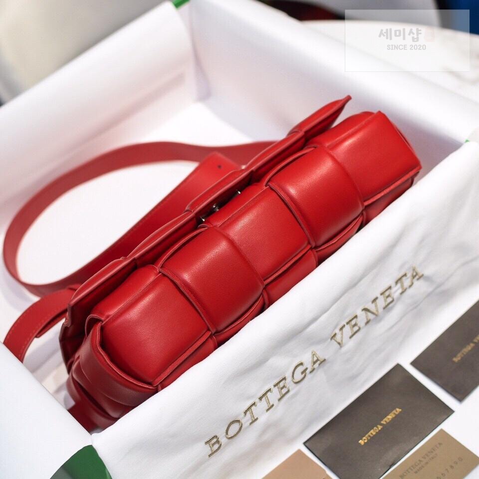 Bottega Veneta Bottega Veneta Padded Cassette Bag 38번 이미지