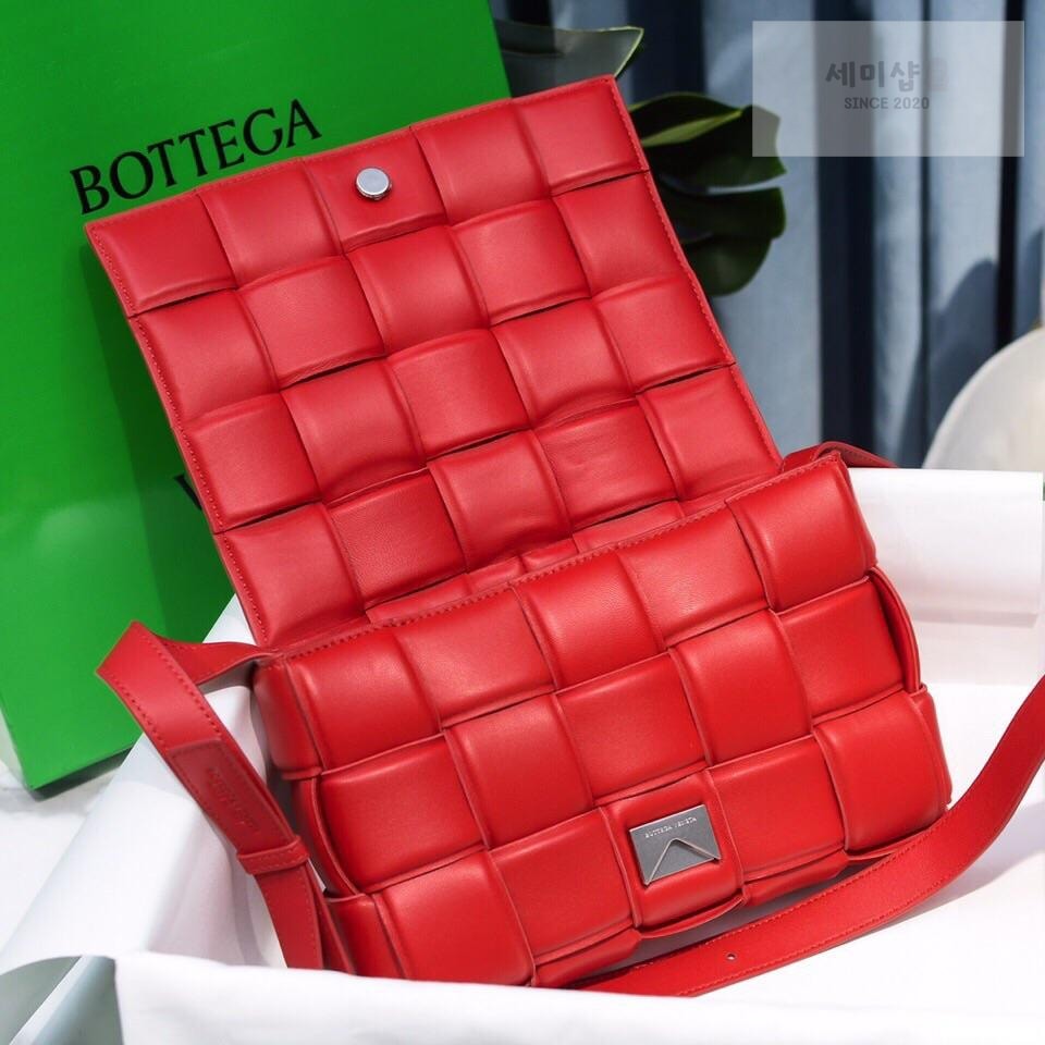 Bottega Veneta Bottega Veneta Padded Cassette Bag 40번 이미지
