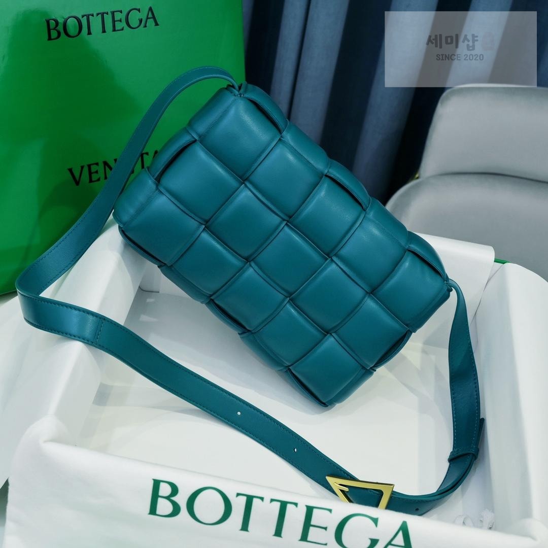 Bottega Veneta Bottega Veneta Padded Cassette Bag 42번 이미지