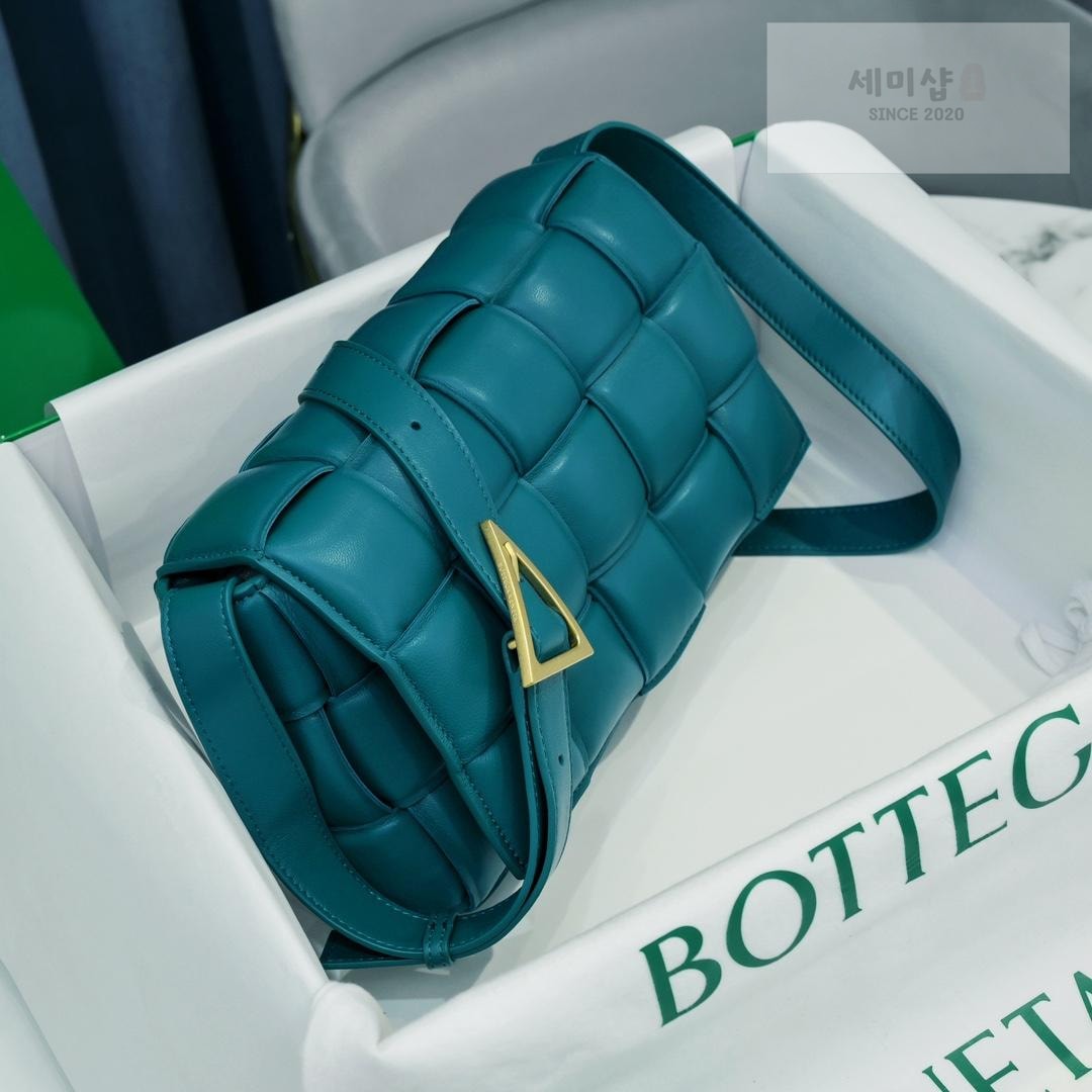 Bottega Veneta Bottega Veneta Padded Cassette Bag 43번 이미지