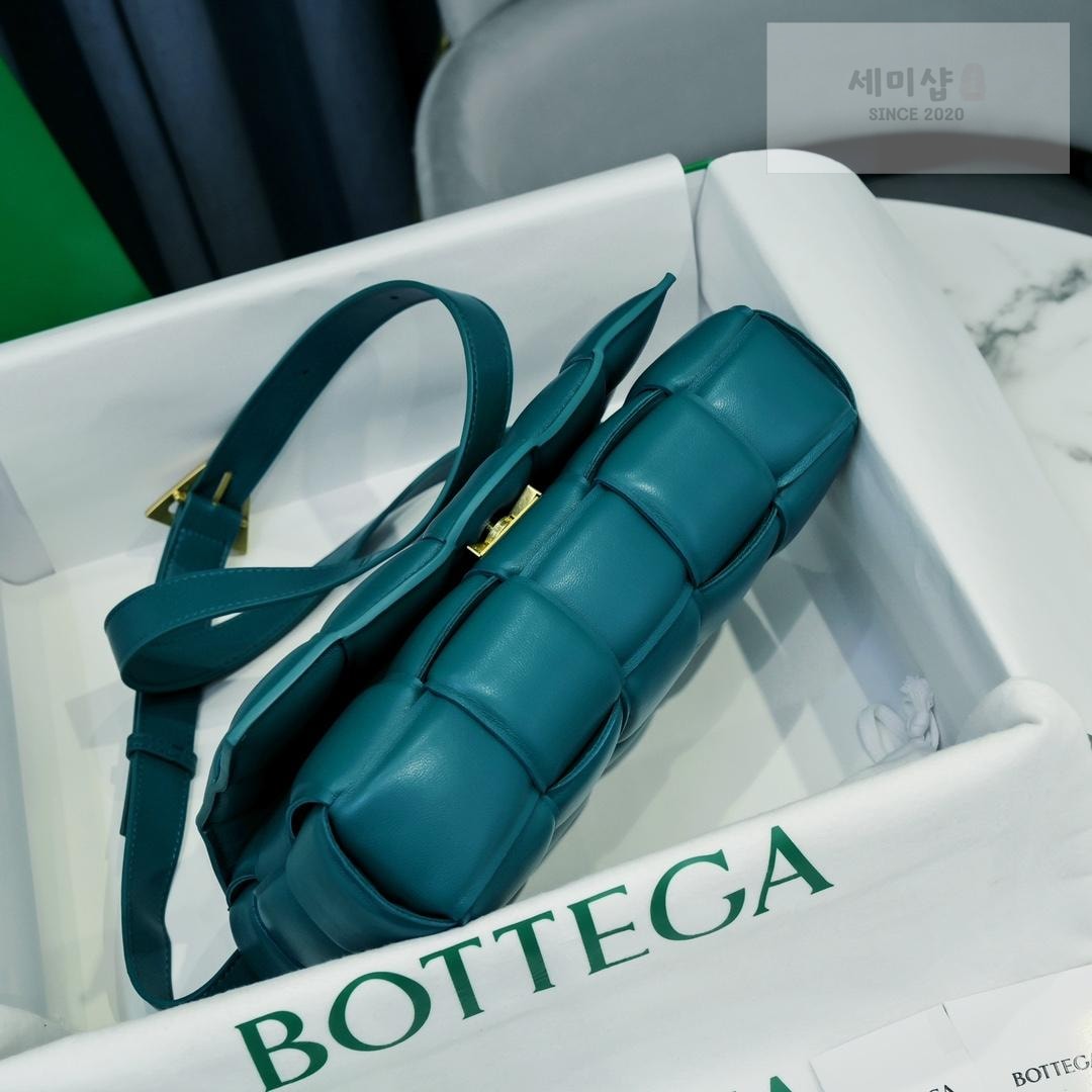 Bottega Veneta Bottega Veneta Padded Cassette Bag 44번 이미지