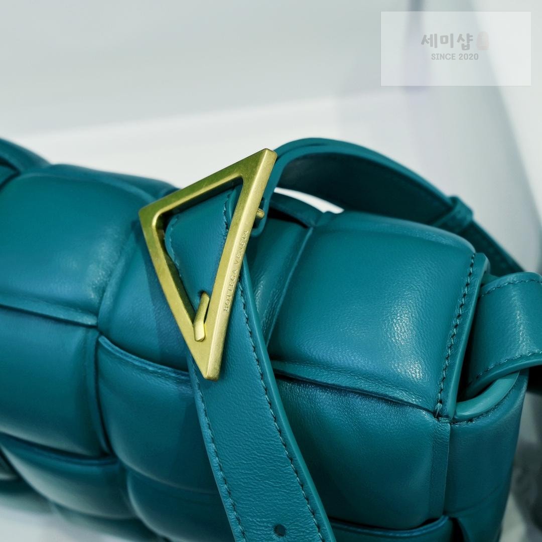 Bottega Veneta Bottega Veneta Padded Cassette Bag 95번 이미지