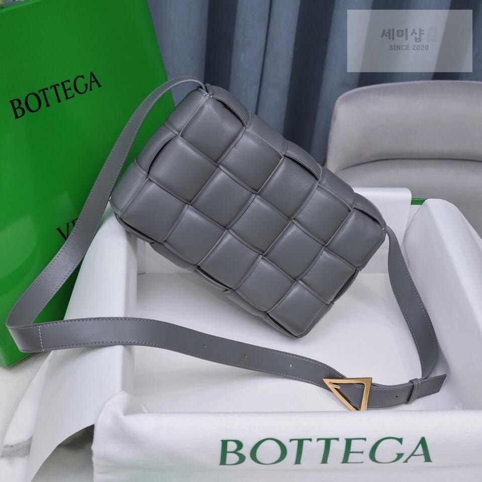 Bottega Veneta Bottega Veneta Padded Cassette Bag 48번 이미지