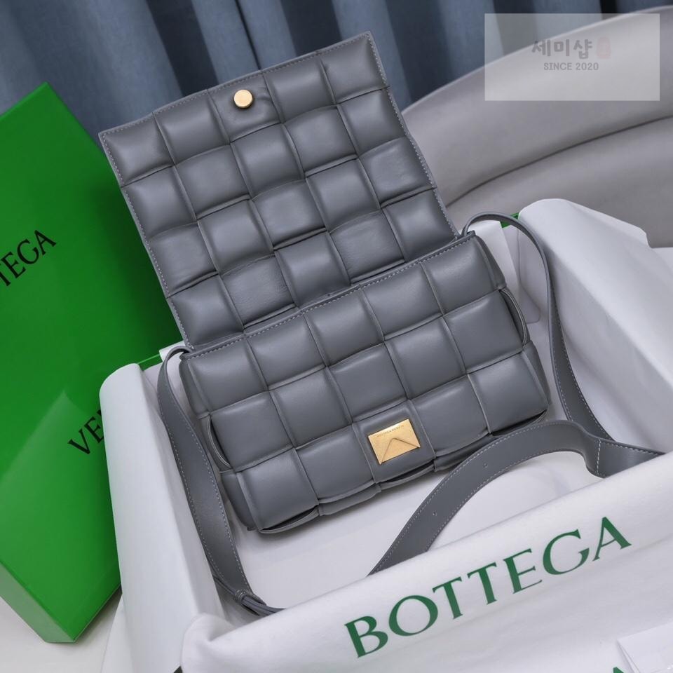 Bottega Veneta Bottega Veneta Padded Cassette Bag 51번 이미지