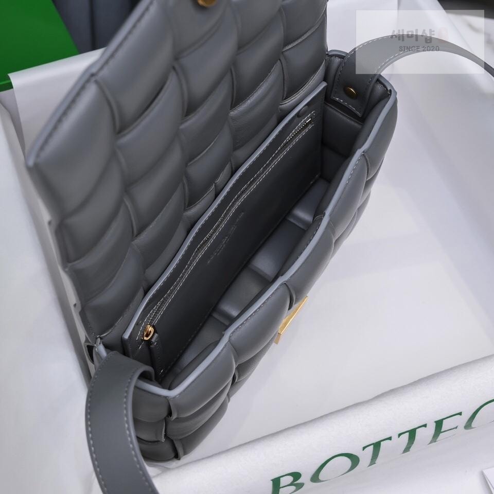 Bottega Veneta Bottega Veneta Padded Cassette Bag 91번 이미지