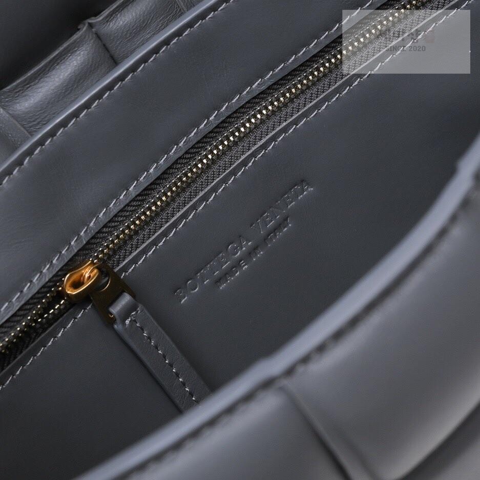 Bottega Veneta Bottega Veneta Padded Cassette Bag 52번 이미지