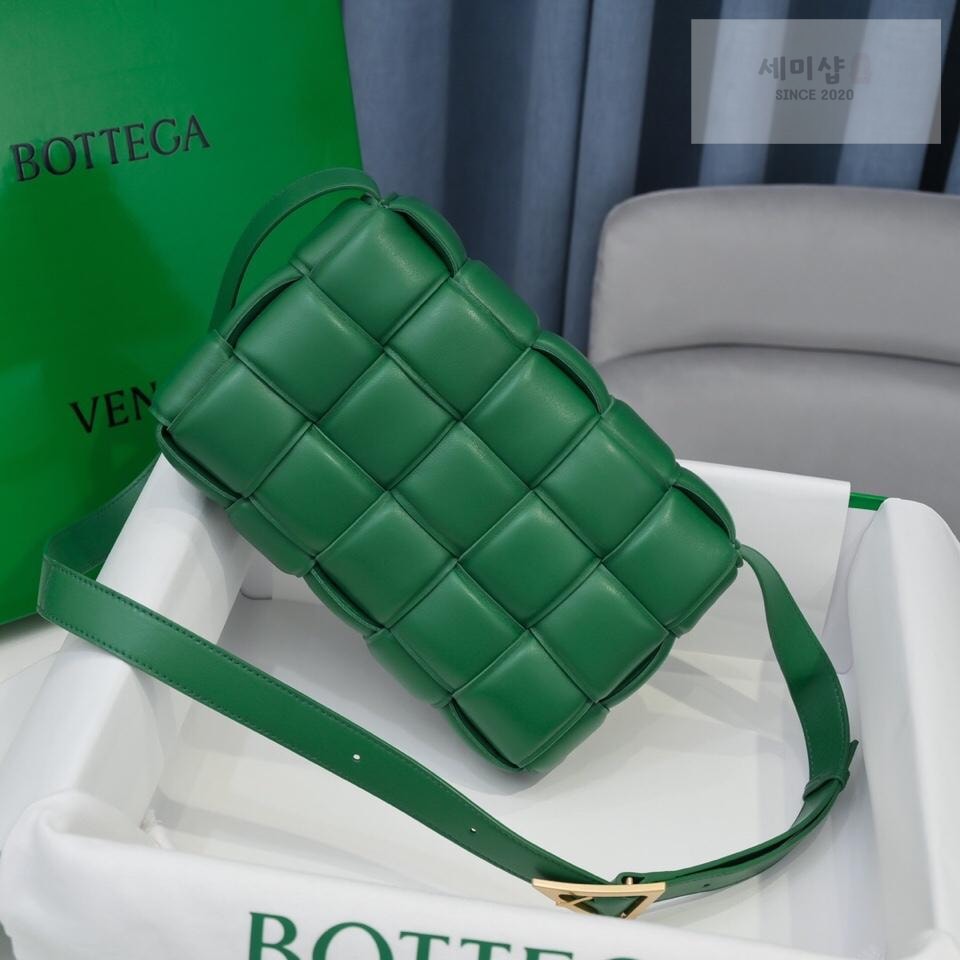 Bottega Veneta Bottega Veneta Padded Cassette Bag 54번 이미지