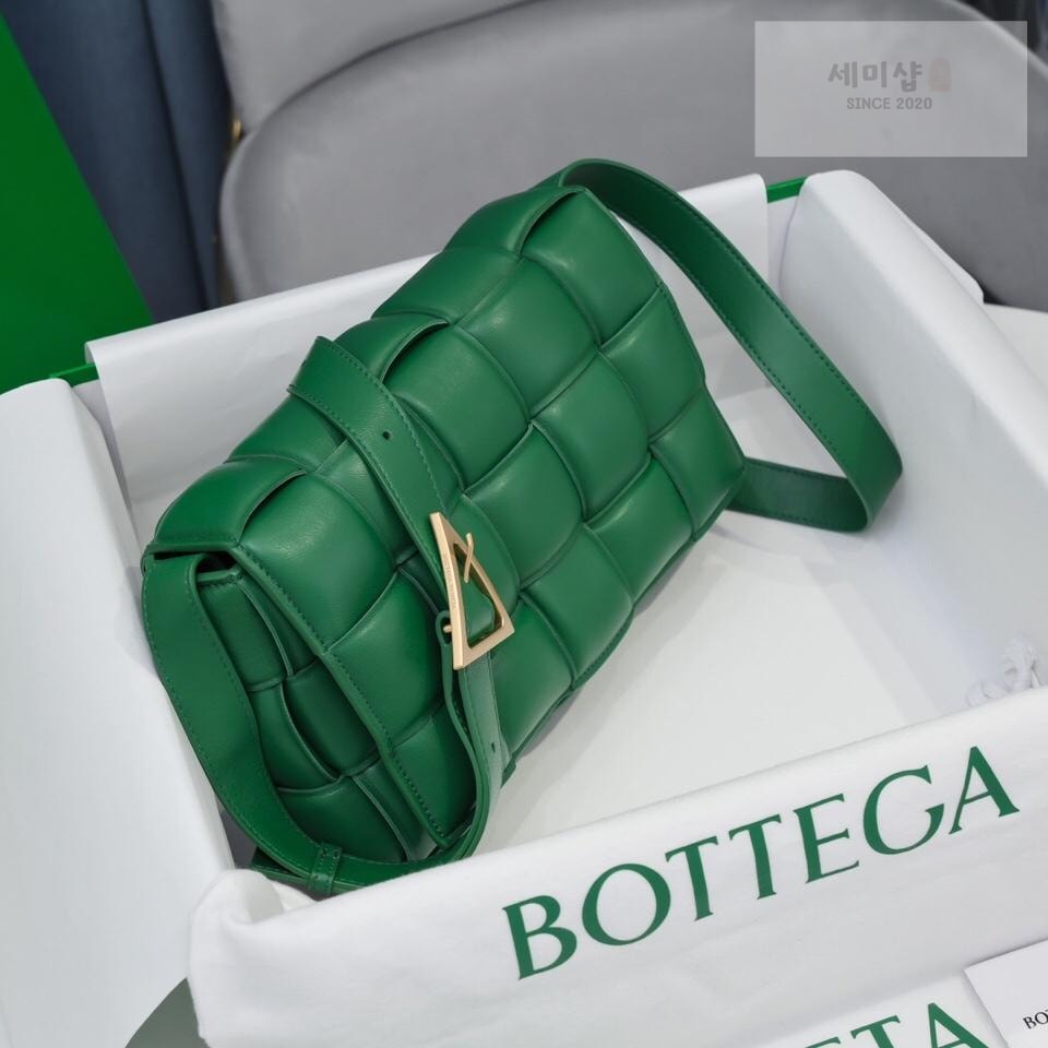 Bottega Veneta Bottega Veneta Padded Cassette Bag 55번 이미지
