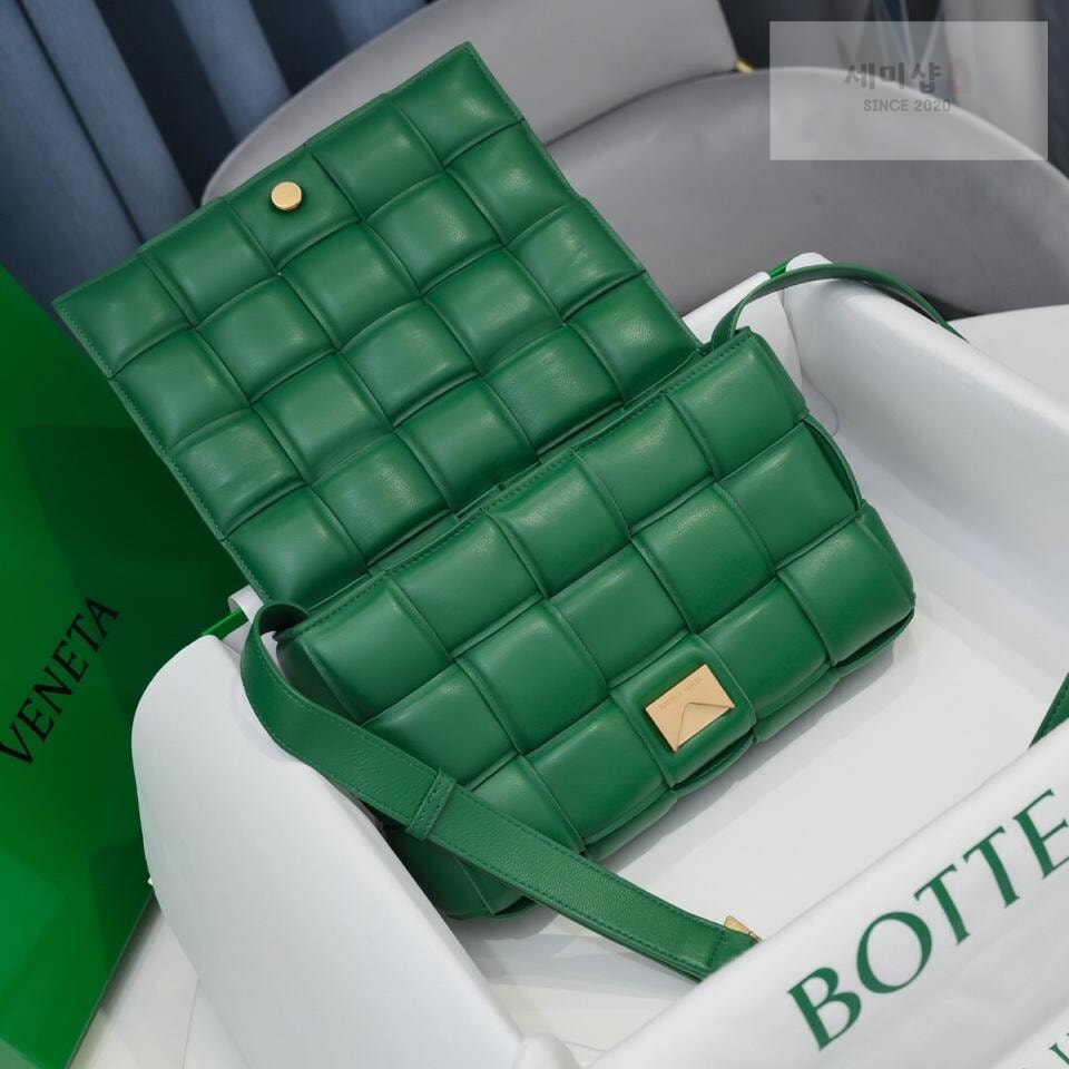 Bottega Veneta Bottega Veneta Padded Cassette Bag 58번 이미지