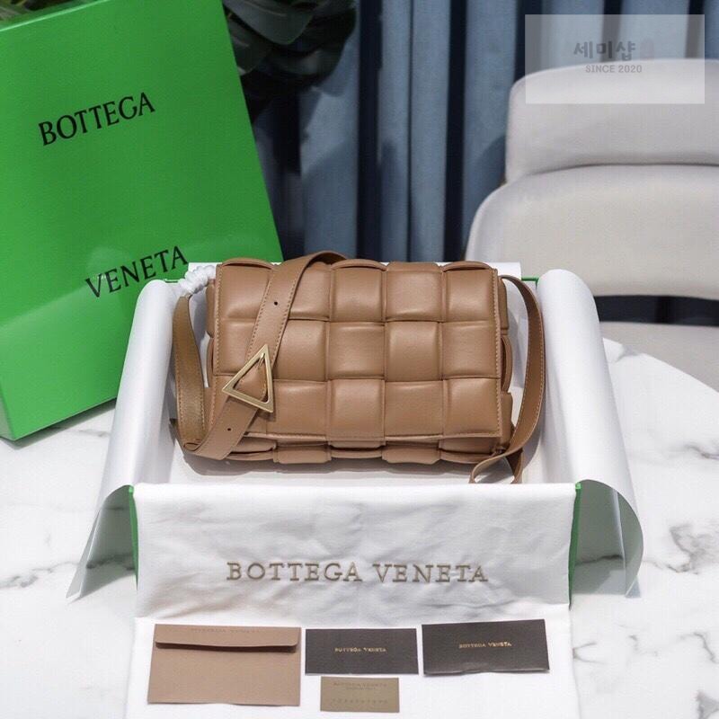 Bottega Veneta Bottega Veneta Padded Cassette Bag 61번 이미지