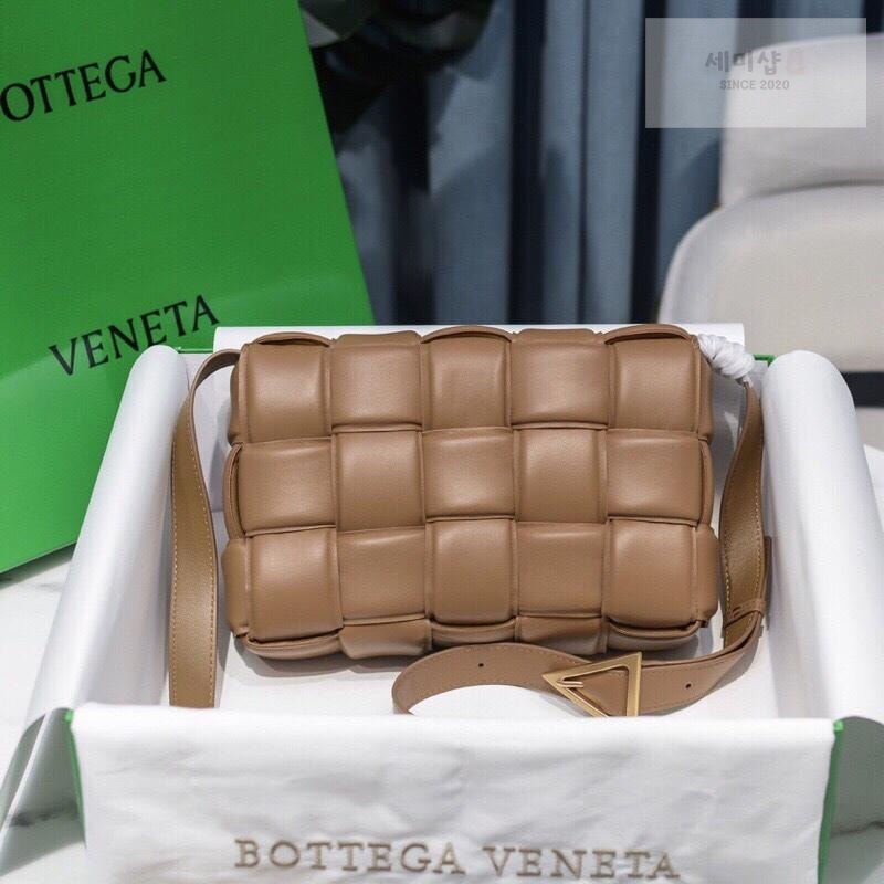 Bottega Veneta Bottega Veneta Padded Cassette Bag 62번 이미지