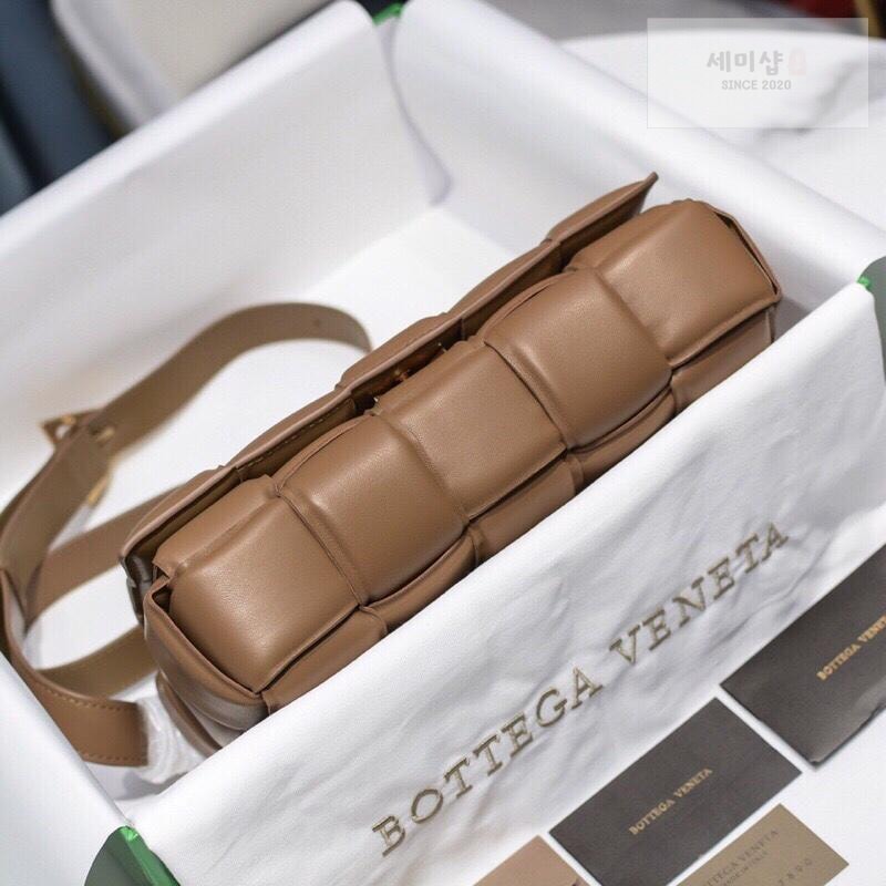 Bottega Veneta Bottega Veneta Padded Cassette Bag 63번 이미지