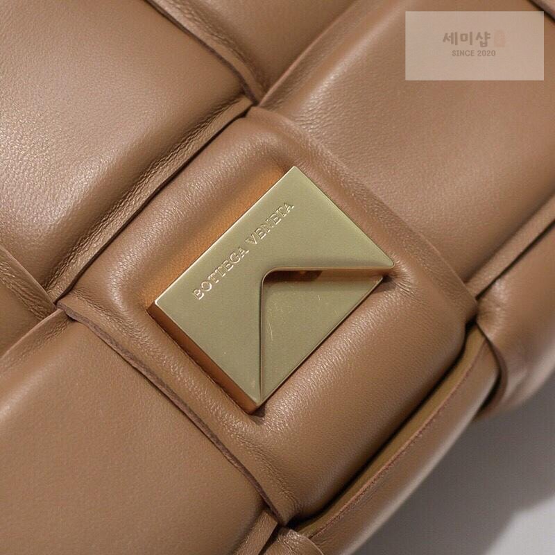 Bottega Veneta Bottega Veneta Padded Cassette Bag 64번 이미지