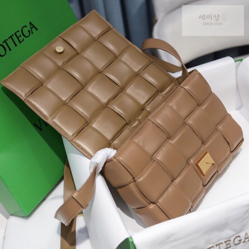 Bottega Veneta Bottega Veneta Padded Cassette Bag 65번 이미지