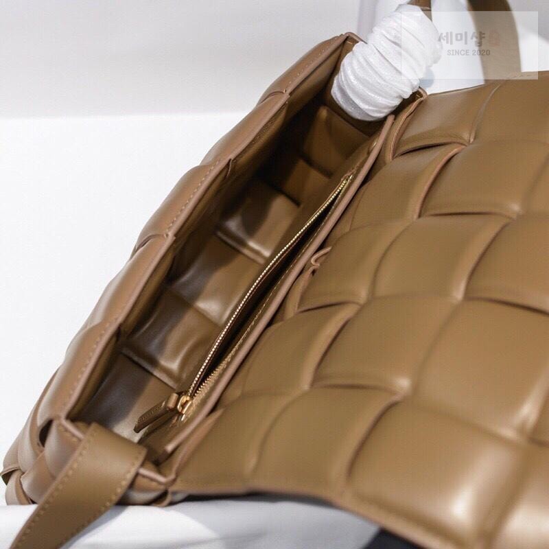Bottega Veneta Bottega Veneta Padded Cassette Bag 66번 이미지