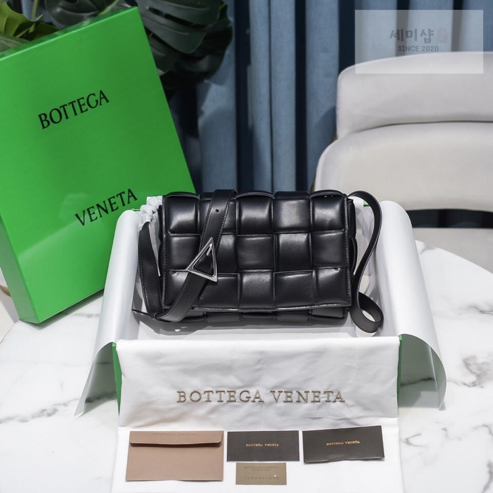 Bottega Veneta Bottega Veneta Padded Cassette Bag 68번 이미지