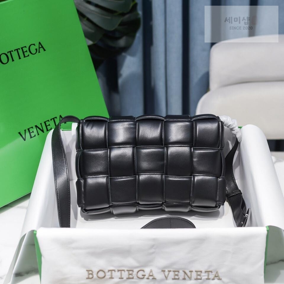 Bottega Veneta Bottega Veneta Padded Cassette Bag 69번 이미지
