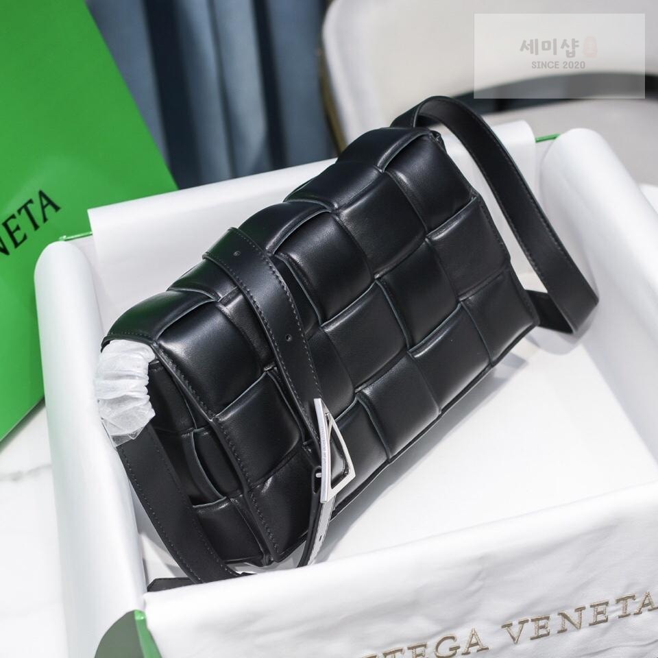Bottega Veneta Bottega Veneta Padded Cassette Bag 94번 이미지
