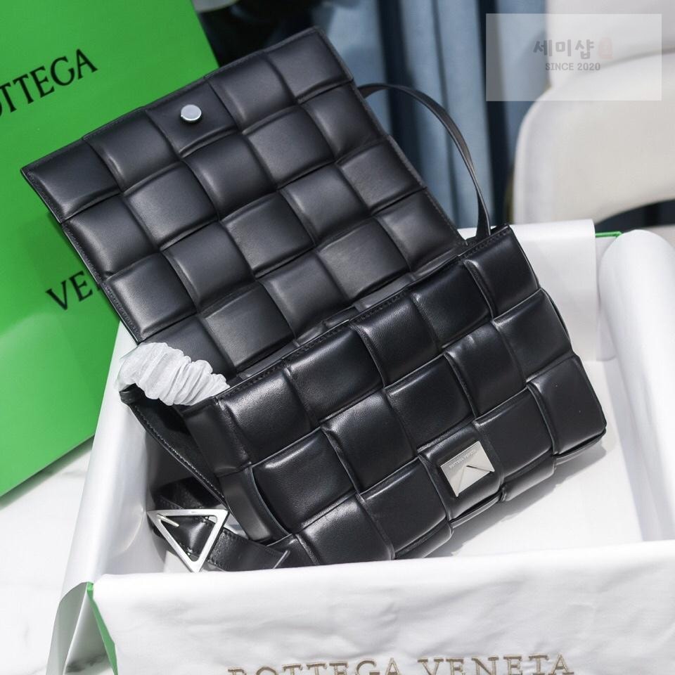 Bottega Veneta Bottega Veneta Padded Cassette Bag 71번 이미지