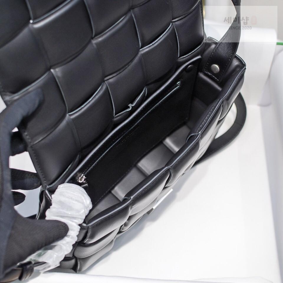 Bottega Veneta Bottega Veneta Padded Cassette Bag 72번 이미지