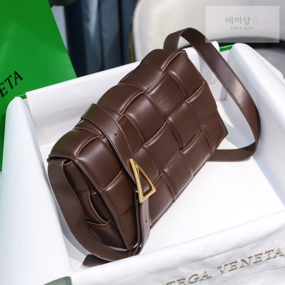 Bottega Veneta Bottega Veneta Padded Cassette Bag 76번 이미지