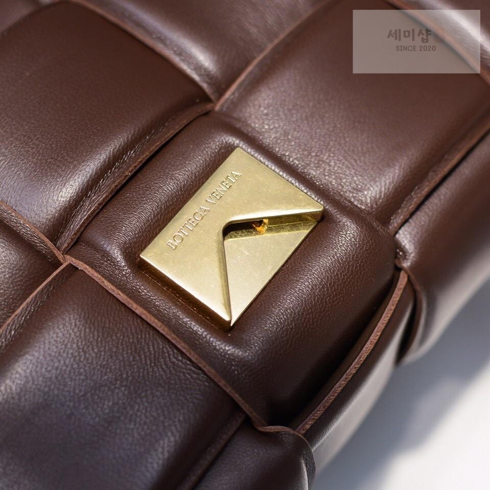 Bottega Veneta Bottega Veneta Padded Cassette Bag 78번 이미지